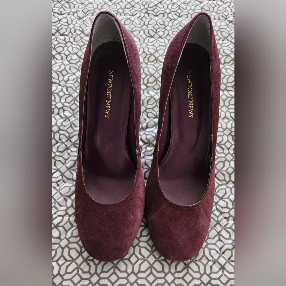Newport News plum suede pumps 8.5M